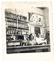 Corvina de Jesus Fernandes Andrade e o pai Luis Augusto Fernandes trabalhando no bar da famlia no Ipiranguinha, Santo Andr (SP), 1950