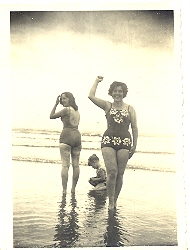 Corvina, imigrante portuguesa, com a filha Ftima e a irm mais nova Rosa, na praia de So Vicente no litoral paulista (1963)