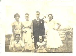 Corvina de Jesus Fernandes Andrade, imigrante portuguesa, passeia com os irmos e os primos no Parque do Tamoio, em Santo Andr - SP (1956)