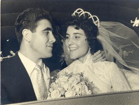 Corvina de Jesus Fernandes Andrade e Joo Andrade, imigrantes portugueses, no carro que os transportou no dia do casamento, em 1959