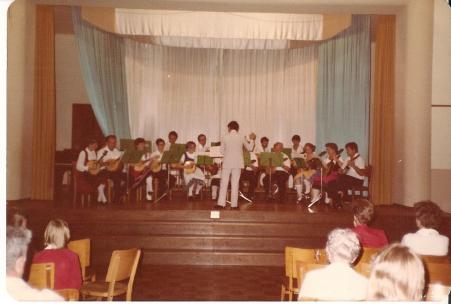 Apresentao da Orquestra de Bandolins de So Paulo em trajes tpicos