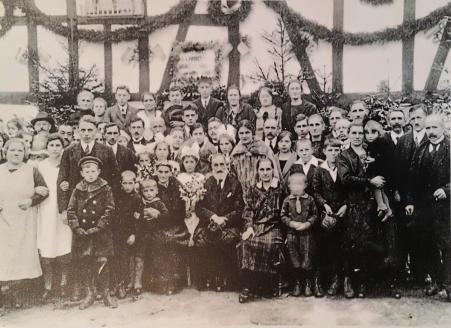 Bodas de prata de Johann Birkhlcer, bisav de Luise Babisch. Familiares e amigos reunidos no vilarejo de Waldbrl, na Alemanha, em 1885.