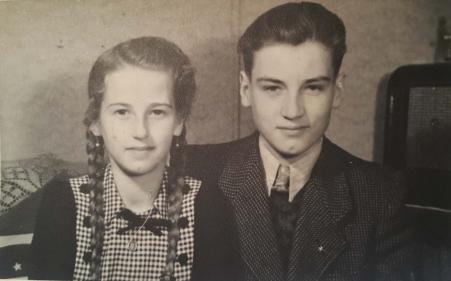 Luise Babisch e Willy Khn (irmo), na casa da famlia em Troisdorf, na Alemanha. Ao fundo h uma almofada feita com a bandeira brasileira. George Khn (pai) trouxe uma bandeira do Brasil de presente, na viagem que fez em 1933.