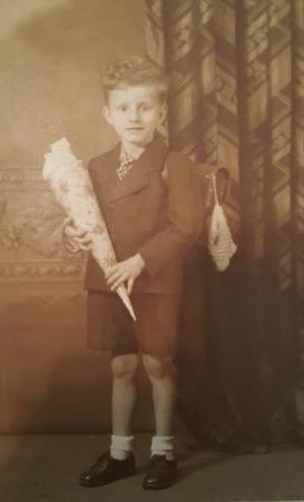 Walter Babisch (marido) posando para a foto aps receber o seu zuckurtten, quando ingressou na escola. Registro feito em Breslau, quando ainda pertencia a Alemanha, em 1942.