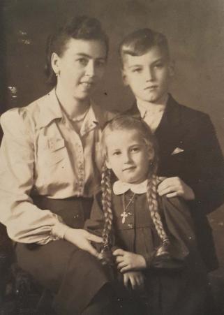 Ana Khn (me), Willy Khn (irmo) e Luise Babisch. Fotografia tirada para enviar ao pai de Luise que estava lutando na guerra. Registro feito em Troisdorf, na Alemanha, em 1942.