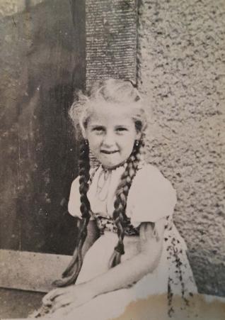 Luise Babisch em frente  casa de amigos, durante o perodo da guerra. Registro feito em Troisdorf, na Alemanha, em 1943.