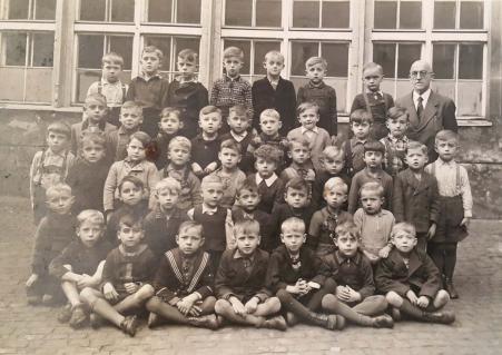 Turma da escola de Walter Babisch (marido). Registro feito em Breslau, quando ainda pertencia a Alemanha, em 1943.