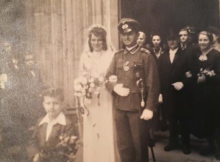 Casamento de Bernard Scholz (tio de Walter Babisch). Luise acredita que ele tenha sido alta patente do exrcito alemo. Registro feito em Breslau, quando ainda pertencia a Alemanha, em 1943.