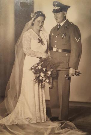 Casamento de Bernard Scholz (tio de Walter Babisch). Luise acredita que ele tenha sido alta patente do exrcito alemo. Registro feito em Breslau, quando ainda pertencia a Alemanha, em 1943.