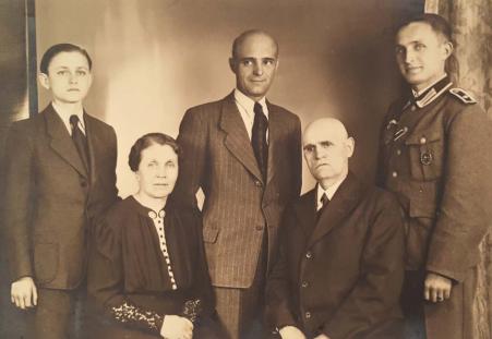 Walter Babisch (marido), seu pai, sua me e irmos. Ambos os irmos faleceram durante a guerra. Registro feito em Breslau, quando ainda pertencia a Alemanha, em 1943.