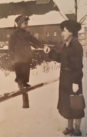 Walter Babisch (marido) e Hildegard Babisch (sua me) brincando na neve. Registro feito em Breslau, quando ainda pertencia a Alemanha, em 1944.