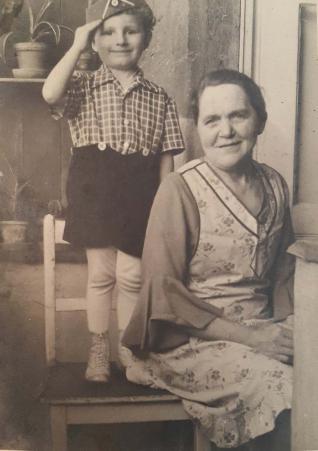 Walter Babisch (marido) e Klara Scholz (sua av). Ele est usando o chapu do uniforme do seu tio para brincar de soldado. Registro feito em Breslau, quando ainda pertencia a Alemanha, em 1943.