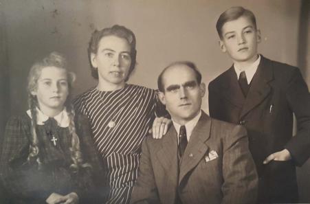 Famlia Khn. Ana Khn (me), George Khn (pai), Willy Khn (irmo) e Luise Babisch. Registro feito em Troisdorf, na Alemanha, em 1941.