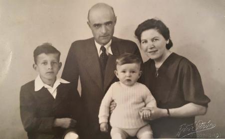 Famlia do marido de Luise Babisch. Paul Babisch (sogro), Hildegart Babisch (sogra), Walter Babisch (marido) e Bernard Babisch (cunhado). Registro feito em Anrath, Willich, na Alemanha, em 1946.