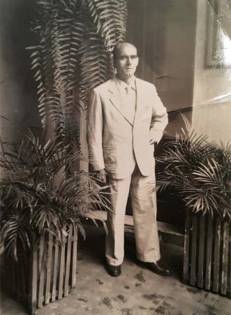 George Khn (pai) aps chegar ao bairro da Mooca-SP, no Brasil. Foto tirada para enviar a famlia na Alemanha. Luise recorda que os coqueiros presente na imagem vivem at hoje, 2015. Registro feito em setembro de 1949.