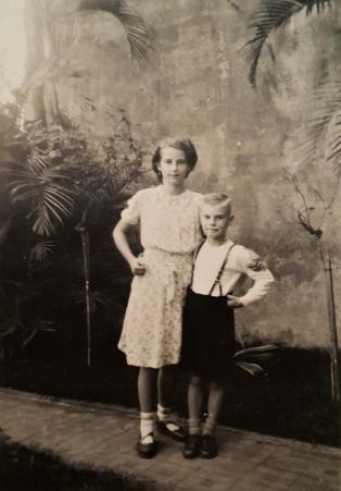 Luise Babisch e Gustav Adolf Khn (primo), aps a chegada de Luise no Brasil. O av era favorvel ao Hitler e o Nacional Socialismo. Registro feito na Mooca-SP, no Brasil, em 1951.