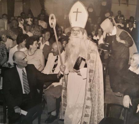 A chegada de So Nicolau e o seu ajudante no Colgio Corao de Jesus. O dia de So Nicolau  comemorado em 6 de dezembro. Durante a festividade ele chamava as crianas e distribua doces. Paul Babisch (sogro) era o presidente vigente.