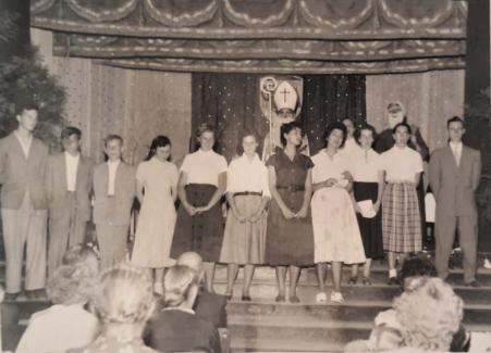 Grupo de jovens no Colgio Corao de Jesus, na celebrao de Natal, cantando msicas natalinas em alemo. Luise Babisch e Walter Babisch (marido) participavam do grupo e estavam no incio do namoro.