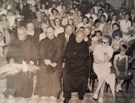 O Padre, o bispo e a comunidade catlica no salo do Colgio Corao de Jesus. Registro feito em Santo Andr-SP, em 10 de dezembro de 1955.