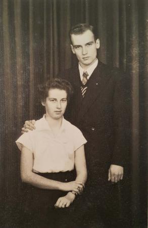 Luise Babisch e Willy Khn (irmo). A fotografia foi tirada no Foto Carlos para presentear Ana Khn (me) no Dia das Mes. Registro feito na Vila Bastos, em Santo Andr-SP, em 1956.