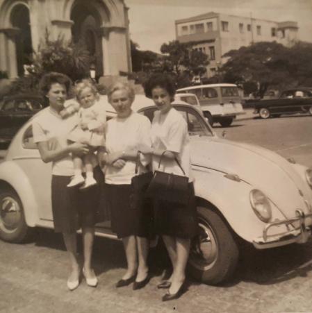 Grete (cunhada), Gabriele (sobrinha), Ana Khn (me) e Luise Babisch, em frente  Praa do Carmo, aps a missa. Registro feito em Santo Andr-SP, em 1963.