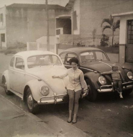 Luise Babisch e Gabriele (sobrinha). Luise com o seu fusca em frente  casa da Vila Bastos. Ela tirou a habilitao em 1965. Registro feito em Santo Andr-SP, em 1966.