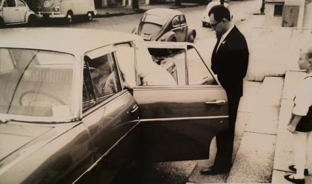 Casamento religioso de Luise e Walter Babisch, na Igreja So Bonifcio. Entrada no carro. Registro feito na Vila Mariana-SP, em novembro de 1967.