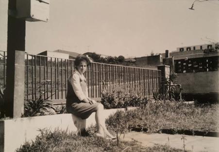 Luise Babisch na casa da Rua dos Coqueiros. Fotografia tirada para enviar aos parentes na Alemanha. Registro feito em Santo Andr-SP, em agosto de 1968.