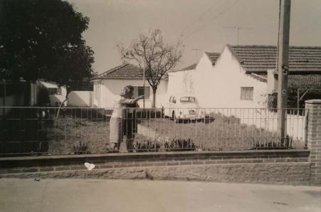 Luise Babisch e Hildegart Babisch (sogra). Nota-se que apenas a casa dos fundos estava pronta. Registro feito em Santo Andr-SP, em 1968.