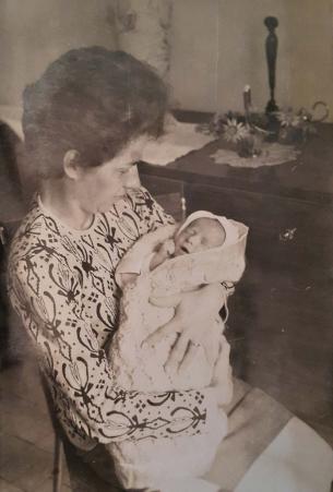 Luise Babisch e Walter Paul Babisch (filho), com apenas 6 dias de nascimento. Registro feito na Rua dos Coqueiros, em Santo Andr-SP, em 1968.