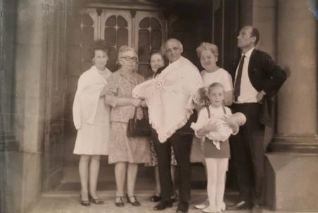 Batizado do filho Walter Paul Babisch. Ana Khn (me) e Paul Babisch (sogro) foram os padrinhos da criana. Tambm estavam presentes a tia de Luise, Gabriele (sobrinha), Hildegart Babisch (sogra) e Willy Khn (irmo).