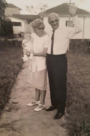 Paul Babisch (sogro), Hildegart Babisch (sogra) e Walter Paul Babisch (filho). Comemorando o aniversrio de Luise Babisch. Registro feito na Rua dos Coqueiros, em Santo Andr-SP, em 28 de dezembro de 1968.