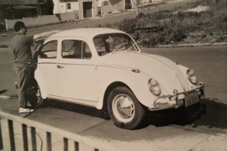 Walter Babisch (marido) lavando o antigo fusca de Luise. Registro feito na Rua dos Coqueiros, em Santo Andr-SP, em 1969.