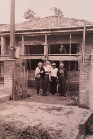 Comemorao do trmino da construo do telhado. A casa da Rua dos Coqueiros foi ampliada e construda na frente da casa anterior. Registro feito em Santo Andr-SP, em 25 de outubro de 1969.