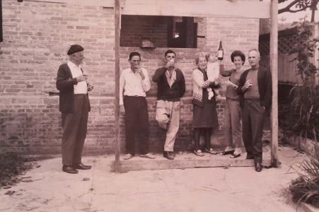 Comemorao do trmino da construo do telhado. A casa da Rua dos Coqueiros foi ampliada e construda na frente da casa anterior. Fundos da construo. Registro feito em Santo Andr-SP, em 25 de outubro de 1969.