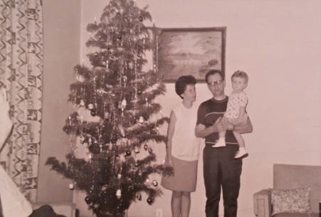 Natal na casa de Hildegart Babisch (sogra). Luise Babisch, Walter Babisch (marido) e Walter Paul Babisch (filho). Registro feito na Rua Marina, em Santo Andr-SP, em 1969.