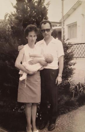 Luise Babisch, Walter Babisch (marido) e Walter Paul Babisch (filho) fazendo uma visita  Ana Khn (me), na Vila Bastos. Registro feito em Santo Andr-SP, em 1969.