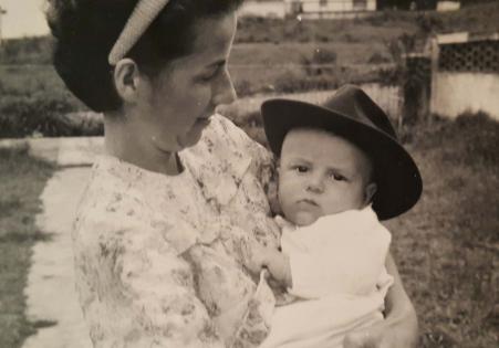 Luise Babisch e Walter Paul Babisch (filho), que est usando o chapu de Paul Babisch (sogro). Registro feito em Santo Andr-SP, em 1969.