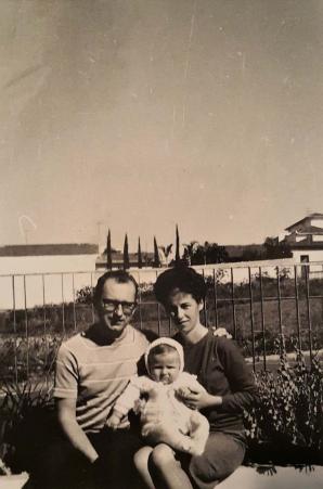 Luise Babisch, Walter Babisch (marido) e Walter Paul Babisch (filho). Nota-se o bairro ainda com poucas construes. Registro feito na Rua dos Coqueiros, em Santo Andr-SP, em 1969.