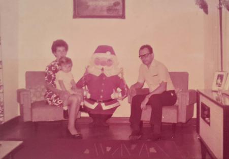 Dia de So Nicolau. Luise Babisch, Walter Babisch (marido) e Walter Paul Babisch (filho), na casa de Hildegart Babisch (sogra). Registro feito na Rua Marina, em Santo Andr-SP, em 1970.