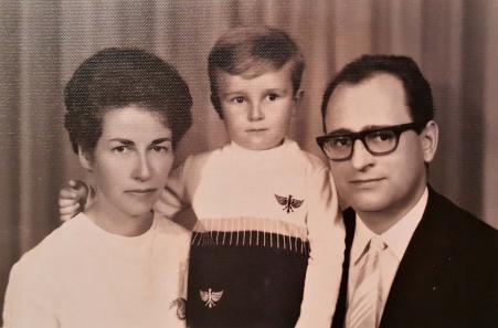 Luise Babisch, Walter Babisch (marido) e Walter Paul Babisch (filho). Fotografia tirada para enviar  Ana Khn (me) que estava em viagem na Alemanha. Registro feito em Santo Andr-SP, em 1972.