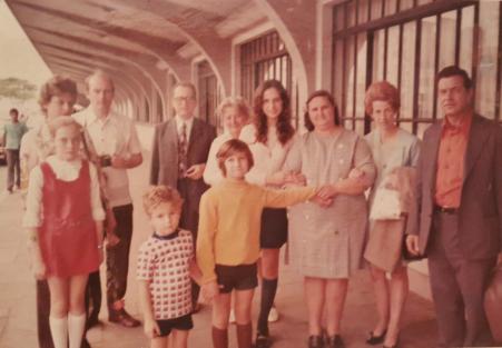 Parentes e amigos acompanhando Luise Babisch, Walter Babisch (marido) e Walter Paul Babisch (filho) ao aeroporto de Gongonhas, para uma viagem  Alemanha. Registro feito em So Paulo-SP, em 1973.