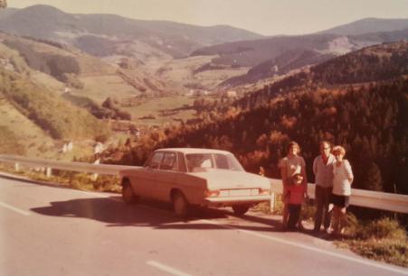 Floresta Negra, na Alemanha, prxima a Cidade de Freudenstadt. Viagem de Luise Babisch, Walter Babisch (marido), Walter Paul Babisch (filho) e os primos Bernard e Ellen Rischke. Ao lado do carro Mercedes. Registro feito em 1973.