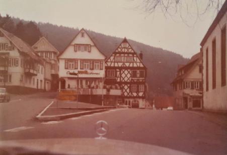 Cidade de Freudenstadt, na Alemanha. Viagem de Luise Babisch, Walter Babisch (marido), Walter Paul Babisch (filho) e os primos Bernard e Ellen Rischke. Foto tirada de dentro do carro. Registro feito em 1973.