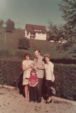 Cidade de Freudenstadt, na Alemanha. Viagem de Luise Babisch, Walter Babisch (marido), Walter Paul Babisch (filho) e os primos Bernard e Ellen Rischke. Registro feito em 1973.