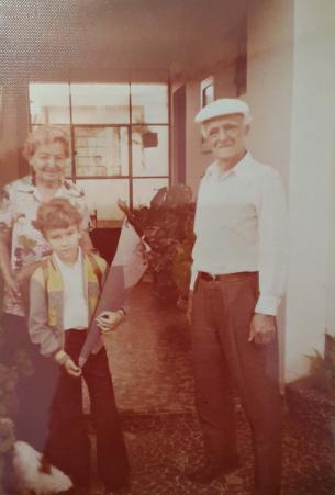 Aps retornar da escola no seu primeiro dia de aula, Walter Paul Babisch (filho) foi presenteado com um zuckurtten - sacola de acar - uma tradio germnica onde  colocado doces e mensagens em um cone. Registro feito em Santo Andr, em 1976.