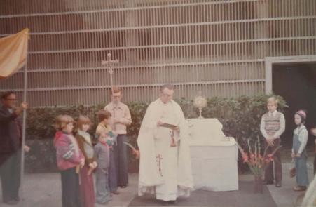 Missa de Corpus Christi, do lado de fora da comunidade alem. Celebrada pelo Padre Bertholt Kremer. Registro feito em Santo Andr-SP, em 1977.