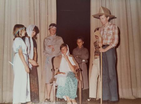 Pea de teatro para o Natal, apresentada pelo grupo de jovens da Comunidade So Miguel. Walter Paul Babisch (filho). Registro feito em Santo Andr-SP, em 1979.