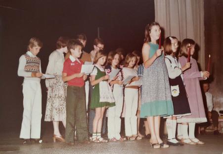 Apresentao de cnticos natalinos, pelo grupo de jovens da Comunidade So Miguel. Walter Paul Babisch (filho). Registro feito em Santo Andr-SP, em 1979.