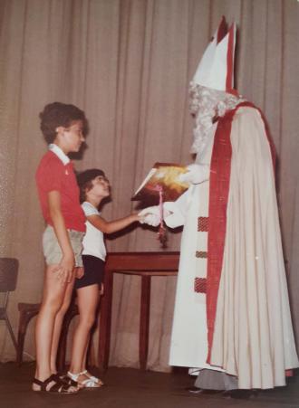 Walter Paul Babisch (filho) recebendo doces no Dia de So Nicolau. Registro feito em Santo Andr-SP, em 6 de dezembro de 1979.